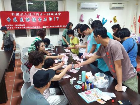 障友們專注投入擴香石DIY製作，現場洋溢歡笑與香氣。（圖：團法人連江縣身心障礙協會）