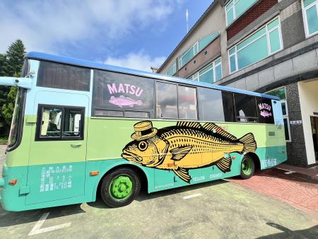 連江縣公車處新公車運抵馬祖,黃魚圖樣的「藝術公車」相當搶眼,完成領牌及駕駛訓練後即可上路。(圖/文:馮紹夫)