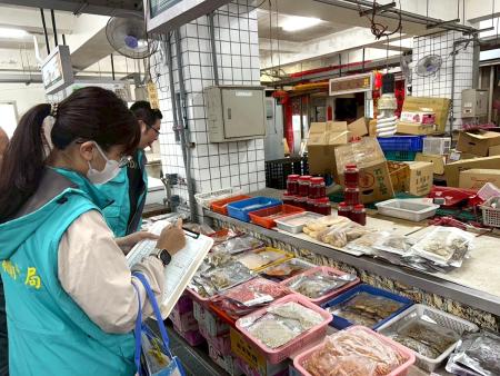 衛生局進行6月份市售食品抽驗,其中1件糯米椒及1件木瓜農藥殘留不符法規,已案移源頭衛生局進行後續處辦。(圖:連江縣衛生局)