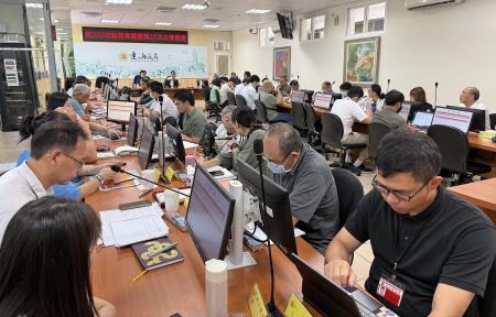 連江縣政府召開114年第20次主管週報,因應國際藝術島在即,縣長王忠銘呼籲各單位協助宣傳,提升馬祖能見度與文化魅力。(圖/文:王致潔)