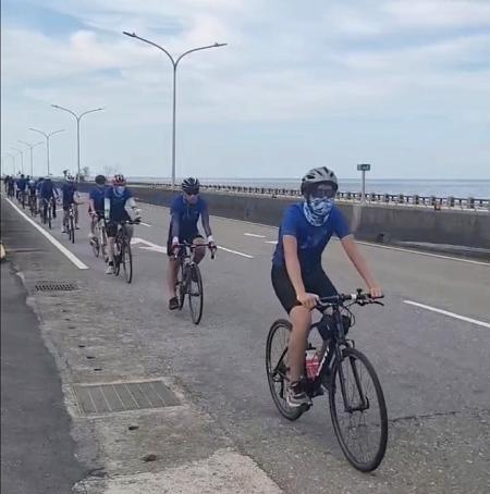 「單車四極燈塔」圓滿達成任務!團隊雀躍地在台灣極北富貴角燈塔合影留念。(圖:縣府教育處)