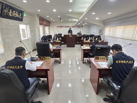 北竿鄉民代表會30日召開第12屆第5次臨時會，由全體代表聽取鄉長吳金平中正堂修繕、114年下半年觀光行銷專案報告。（圖：特約記者曹重偉）