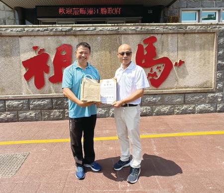 教育部新竹市聯絡處一行來馬,辦理反毒暨全民國防教育活動,陳冠人及王禮民代表縣府熱烈歡迎,林士成並致贈縣府教育處感謝狀,以感謝其對活動的全力協助。(圖/文:王致潔)