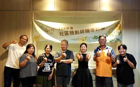 西莒說明會現場,圖亞圖團隊向鄉親介紹計畫內容與提案流程。(圖/文:蔡夢玲、圖亞圖創意整合有限公司提供)