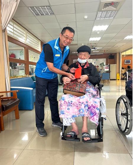 基隆市榮服處長方正關懷大同之家榮民眷生活及照護情形，並代表竣旭公司致贈關懷金。（圖：基隆市榮民服務處）