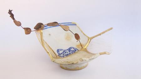 倪苑茹作品《古今器皿的對話之一: 裊裊》利用海玻璃與碎陶器結合再生器皿。(圖:縣府文化處)