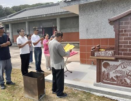 土地公開光儀式於東、西莒公墓舉行,由台灣師父誦經開光,祈願先人安寧、鄉里平安。(圖/文:蔡夢玲)