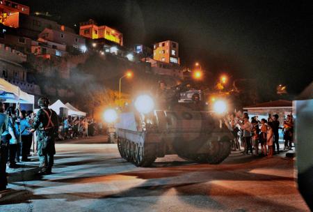 國軍實彈射擊震撼視聽，東引夜空閃耀鋼鐵火力。（圖／文：陳其敏）