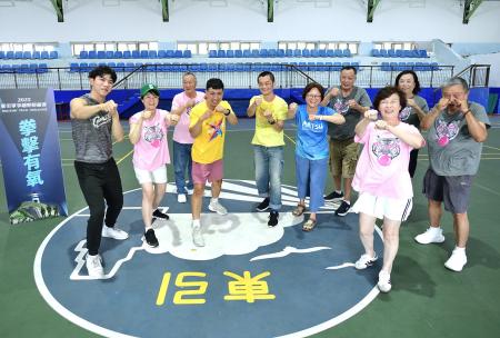 東引軍事越野障礙賽新增拳擊有氧體驗，讓學員熱血揮拳中釋放能量、強健體魄。（圖／文：陳其敏）