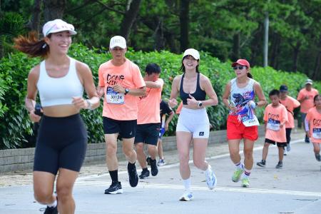 東引軍事越野障礙賽5K島嶼漫步組率先輕鬆開跑，展現健康與活力。（圖／文：陳其敏）