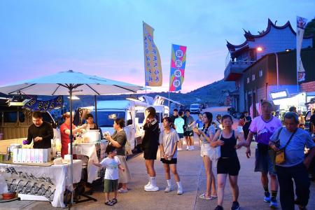 美食市集熱鬧開張，軍事越野障礙賽事延伸味蕾饗宴。（圖／文：陳其敏）