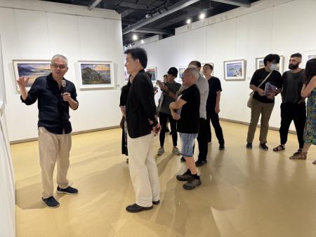 文化處舉辦林國勇《夢迴彼岸》水彩個展座談會，並由林國勇親自導覽，吸引不少藝術愛好者前來參與，其中也包含多位本次藝術島的參展藝術家。（圖／文：王致潔）