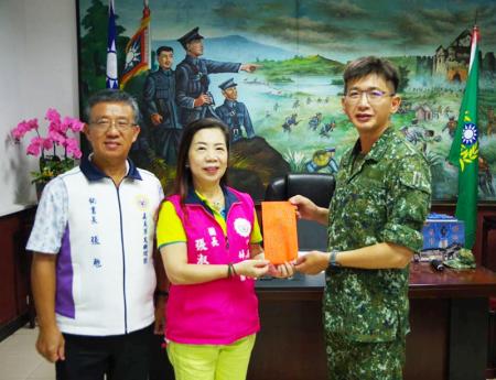 團長頒發勞軍款。
