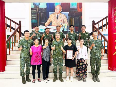 官兵與志工媽媽合影。