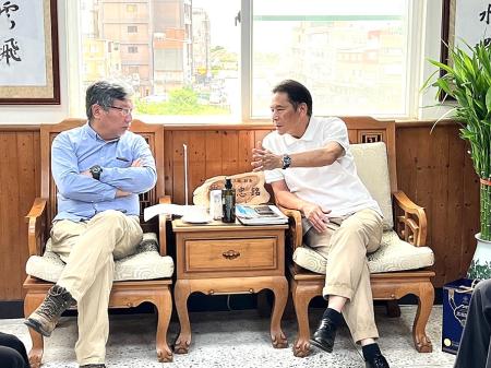 《國家地理》雜誌總編輯李永適率團隊4日拜訪縣長王忠銘，針對來年觀光行銷提出主題雜誌、營隊活動等多項方案。（圖／文：馮紹夫）