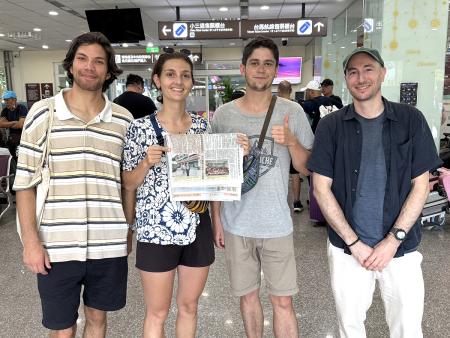 法國情侶奧克塔夫與艾蜜莉特地來馬,拿取刊登他們報導的《馬祖日報》;也在此期間,與其他低碳旅行者交流旅遊心得。(圖/文:王致潔)