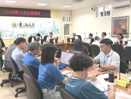 連江縣政府召開主管週報,王忠銘強調須苦民所苦、具備同理心與換位思考能力;勉勵同仁應具備敏感度與危機意識,以人民利益為先。(圖/文:王致潔)