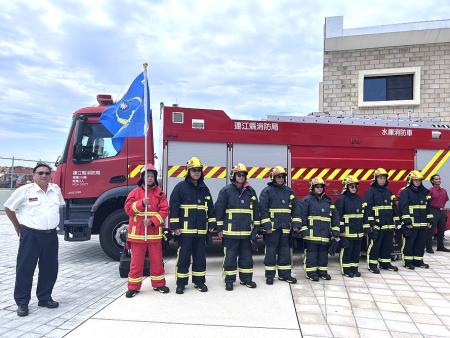 馬祖首支企業義消-馬祖酒廠義消隊6日成立,縣長王忠銘為義消隊授旗,肯定酒廠同仁積極投入防災支援。(圖/文:馮紹夫)