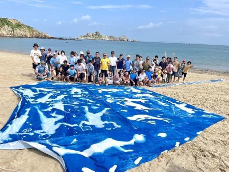 風箏布面結合東莒與日本男木島藍曬創作,象徵島嶼對話。午後自發加場,風箏在猛澳沙灘一試即飛,完美收尾。(圖/文:蔡夢玲)