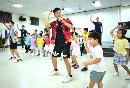 陸軍軍樂隊在民眾活動中心辦理「偏鄉『樂』」教」活動，帶給小朋友滿滿的驚喜與歡樂。（圖／文：陳其敏）