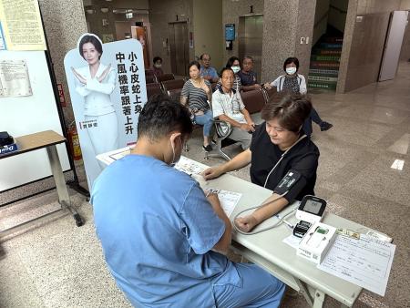 6日上午約有30位鄉親至縣立醫院完成公費帶狀疱疹疫苗接種。(圖/文:王致潔)