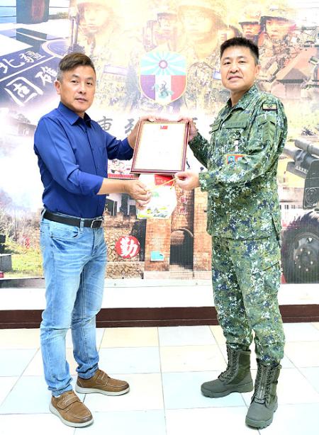 東引軍事越野障礙賽圓滿落幕，鄉長林德建頒贈感謝狀肯定國軍的努力與付出。（圖／文：陳其敏）