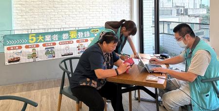 連江縣衛生局7日在東莒設置服務站，辦理一對一的登錄內容確認與輔導，並同步推廣健康活動參與平台App。（圖／文：蔡夢玲）