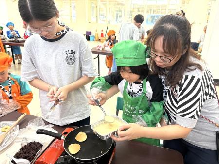 北竿衛理堂夏令營活動適逢爸爸節，志工們帶領學員製作溫馨甜蜜的88銅鑼燒送給爸爸。（圖：北竿衛理堂）