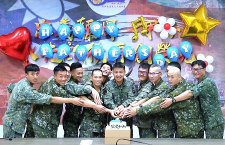 陸軍東引指揮部慶祝父親節，感謝肩負父職官兵的辛勞與奉獻。（圖：東引指揮部）