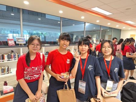 連江縣交流團學子在聚英中學學伴的陪同下認識校園,連江縣帶隊師長謝崇耀並贈予星國聚英中學代表感謝獎牌。(圖:縣府教育處)