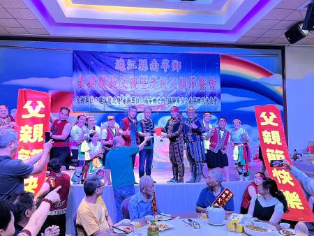南竿鄉114年父親節餐會，模範父親曹佬福、林盛松接受各界祝福，爸爸們也趁著難得輕鬆時光，一同把酒言歡，氣氛熱絡。（圖／文：馮紹夫）
