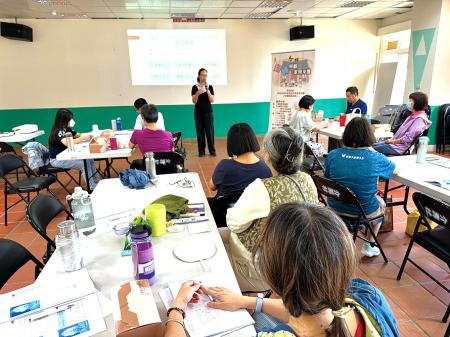 連江縣衛生局辦理家庭照顧者志工訓練課程，約20餘位民眾到場參與，學習長照知識。（圖／文：王致潔）
