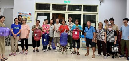 鄭伊里工作團隊成員帶著東莒鄉親體驗海漂浮球藍芽音響製作,從組裝到測試音樂,現場氣氛熱絡。(圖/文:蔡夢玲)