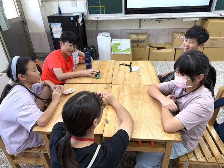 中教大碩士生在介壽國小舉辦夏日樂學生活營,昨日帶領孩子想隊呼、製作隊旗,培養團隊精神。(圖/文:王致潔)