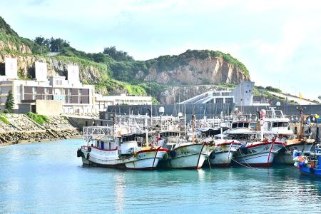 颱風外圍環流影響下，13 日東引雙子礁海域出現湧浪，沿近海浪高達 2 至 3 公尺，4 艘基隆籍漁船進入中柱港避風。（圖／文：陳其敏）