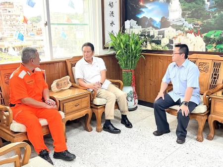 謝祐懋(右一)新任馬祖岸巡隊長,昨天前往拜訪縣長王忠銘。(圖/文:馮紹夫)