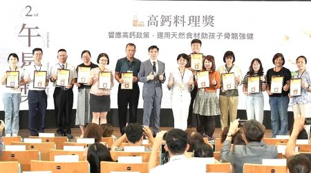 教育部114 年度學校午餐菜單表揚活動，敬恆國民中小學以「特餐日高鈣飲食」主題，獲頒「午星獎-高鈣料理組」 表揚，由校長陳其俊代表領獎。（圖／文：宋幸儒）