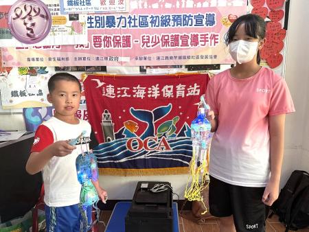 海洋保育署舉辦環保水母燈手作活動,吸引眾多親子與民眾踴躍參與,大家不僅加深對海洋保育與環保議題的認識,也從中獲得滿滿成就感。(圖/文:王致潔)