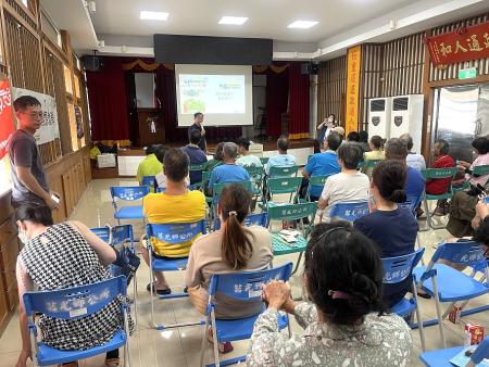 連江縣政府產業發展處辦理能源教育宣導活動首場16日西莒登場,課程內容與日常生活息息相關,吸引鄉親到場聆聽。(圖/文:宋幸儒)