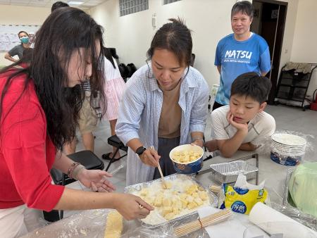 學員親自製作香甜軟Q的南瓜糕,過程中先將南瓜泥加熱,再不斷攪拌以免黏鍋,最後將成品冷藏定型,切塊後即可享用,美味又充滿成就感。(圖/文:王致潔)