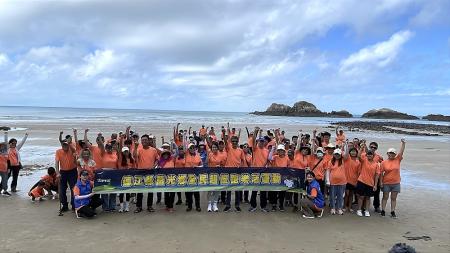 莒光鄉親專屬,全民超慢跑西莒場17日坤坵沙灘登場,鄉親齊聚美麗的坤坵沙灘,跑出快樂,也跑出健康。(圖/文:宋幸儒)