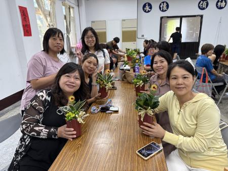 中國國民黨連江縣黨部成立新住民服務據點,由副主委林志東主持揭牌;儀式後舉辦盆栽手作課程,促進新住民與在地鄉親互相交流與支持。(圖:國民黨連江縣黨部、王致潔)