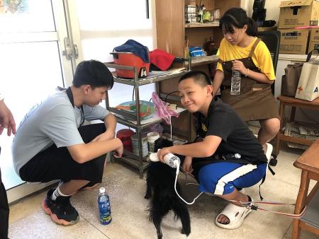 學員們在動物之家學習正確的狗狗洗澡步驟,並親自為其吹乾毛髮,感受到與狗狗互動的喜悅,直呼非常有成就感。(圖/文:王致潔)