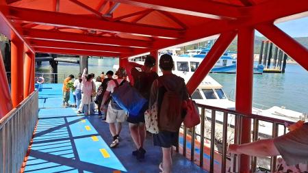 鴻宇海運公司「夏日海洋」大坵固定航線啟航，首日50多名旅客搭船前往大坵。（圖：鴻宇海運）
