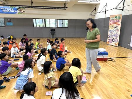 連江縣衛生局舉辦無菸科學體驗營,以寓教於樂方式培養學童對火焰科學及菸害防制的認識,衛生局長陳美金也親自到場給予鼓勵與支持。(圖/文:王致潔)