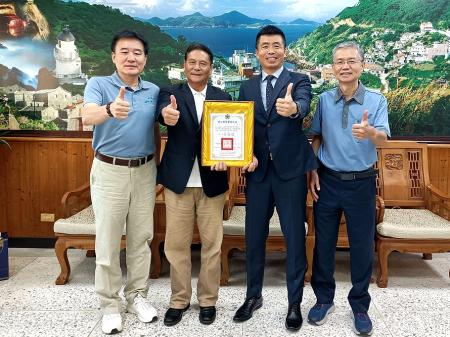 連江地檢署主任檢察官蔡杰承即將調任台北橋頭地檢署，縣長王忠銘頒贈榮譽縣民證。（圖：縣府）