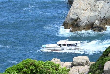 西南風減弱，「海上看東引」船班再度啟航，帶領遊客從海上飽覽東引的鬼斧神工之美。（圖／文：陳其敏）