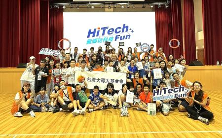 台灣大哥大基金會執行長劉麗惠率45位志工來馬舉辦科技營隊,導入無人機、機器人與AI課程;學子們昨日運用所學進行比賽,直呼刺激有趣。(圖/文:王致潔)