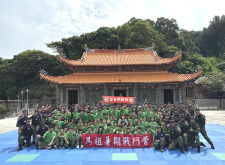 馬防部暑期戰鬥營正如火如荼展開,學員們昨日上午觀賞雲台戰技隊演出,體驗格鬥擒拿術訓練,並進入毒氣室實境感受防護演練。(圖:王致潔、馬祖防衛指揮部)