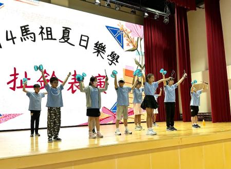 學子們向現場觀眾介紹自己精心設計的馬祖旅遊行程,並帶來精彩的扯鈴表演,展現學習成果與自信風采。(圖/文:王致潔)